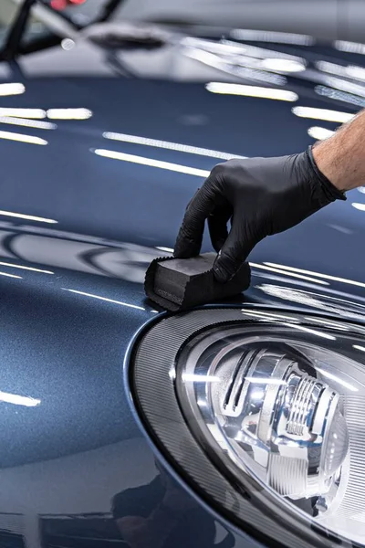 Homem carro detalhando estúdio trabalhador aplicando revestimento de cerâmica — Fotografia de Stock