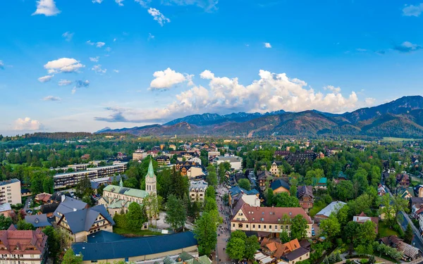 Vista aérea de drones no centro de citações Zakopane e na rua Krupowki. — Fotografia de Stock