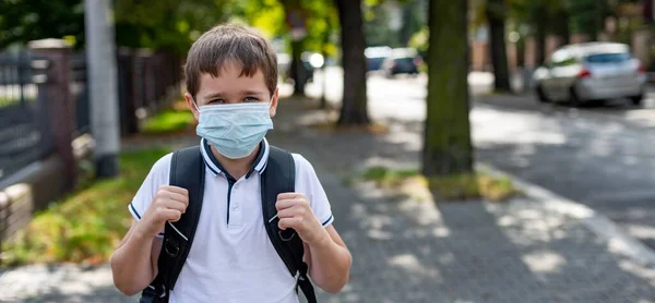 의료용 마스크를 쓰고 학교에 다니는 마스크를 쓴 소년. — 스톡 사진