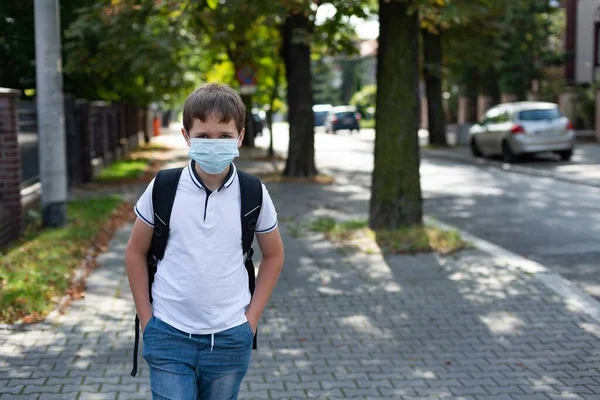 Junge mit Maske geht mit medizinischer Maske zur Schule. — Stockfoto