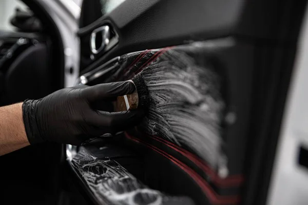 Car detailing studio pracovník čištění kůže auto interiér čalounění — Stock fotografie