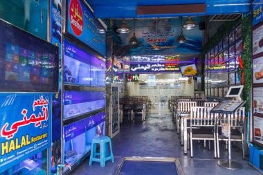 Bangkok, Tayland - 25 Şubat 2017: Sukhumvit soi 3 Orta Doğu restoranı. Alan Arap Soi bilinir.