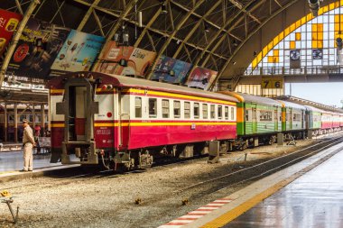 Bangkok, Tayland - 19 Mart 2018: ayakta yolcu treni, Hua Lamphong istasyonu korumak. Ana Tren İstasyonu bu.