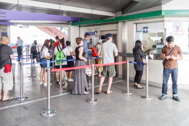 Bangkok, Tayland - 28 Mart 2018: Asoke Bts istasyonu. Yolcu kuyruk biletleri için