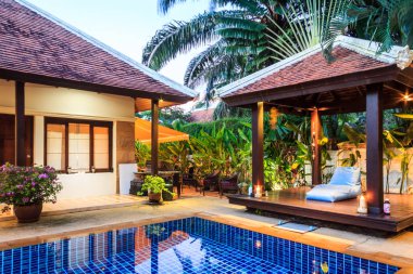 Lüks, tropikal villa Phuket Tayland alacakaranlıkta