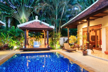 Lüks, tropikal villa Phuket Tayland alacakaranlıkta