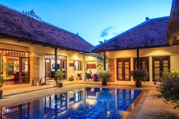 Lüks, tropikal villa Phuket Tayland alacakaranlıkta