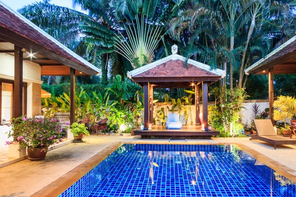 Lüks, tropikal villa Phuket Tayland alacakaranlıkta