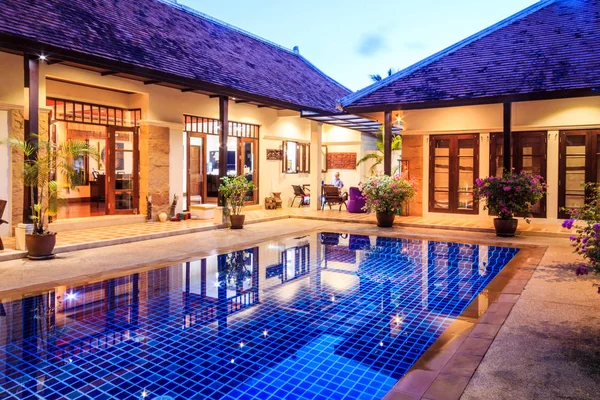 Lüks, tropikal villa Phuket Tayland alacakaranlıkta
