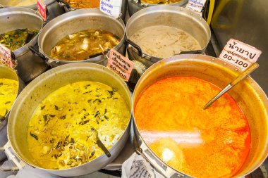 Köriler, veya Tor Kor Pazar, Bangkok, Tayland yemeye hazır satış durak