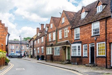 Princes Risborough - 3 Haziran 2018: listelenen binaların bir sokak. Tipik İngiliz ülke şehir yeridir.