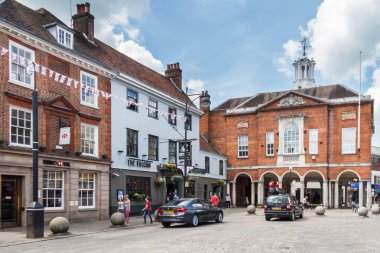 High Wycombe, İngiltere - 3 Haziran 2018: görünüm Guilhall için High Street aşağı. Falcon pub ve Hsbc Bankası solda vardır.