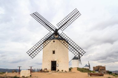 Yel değirmenleri Consuegra ve Castille görünümünü yapmak la Muela