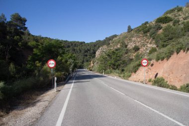 Parque Naturel sierra Magina, Jaen Eyaleti, İspanya yetişme belirtisi ile boş yolda