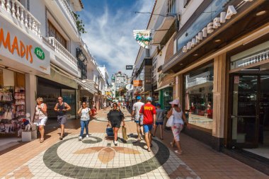Torremolinos, İspanya - 14 Haziran 2018: alışveriş trafiğe kapalı bir caddede. Şehrin daha fazla sokakları pedestrianise planlıyor,
