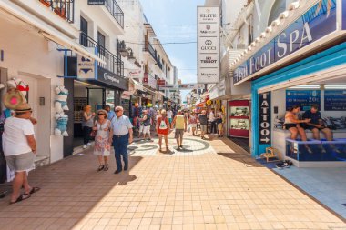 Torremolinos, İspanya - 14 Haziran 2018: alışveriş trafiğe kapalı bir caddede. Şehrin daha fazla sokakları pedestrianise planlıyor,
