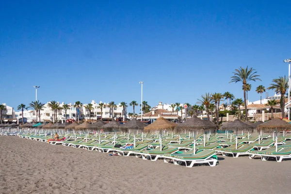 Plaj Sandalye Şemsiye Benalmadena Beach Costa Del Sol Spanya — Stok fotoğraf