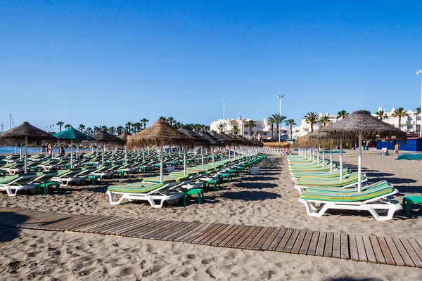 Stranden Stolar Och Paraplyer Benalmadena Costa Del Sol Spanien — Stockfoto