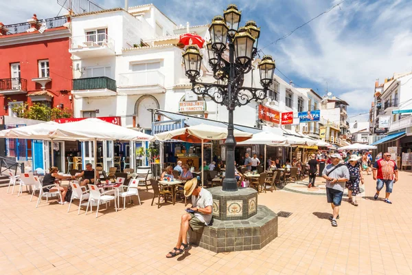 Torremolinos, İspanya - 14 Haziran 2018: alışveriş trafiğe kapalı bir caddede. Şehrin daha fazla sokakları pedestrianise planlıyor,