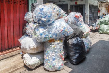Çuval geri dönüşümlü, keşfedilmeyi bekleyen plastik şişe Bangkok, Tayland
