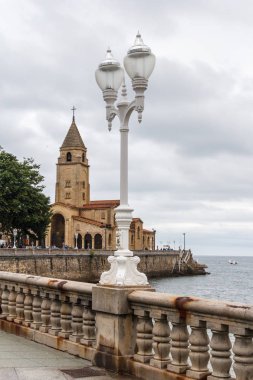 Altı ve Iglesia de San Pedro Apstol. 
