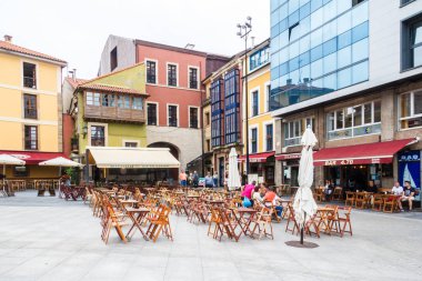 Gijon, İspanya - 6 Temmuz 2018: çubuklarla tipik kare. Yeme ve içme açık havada İspanya tüm popüler.