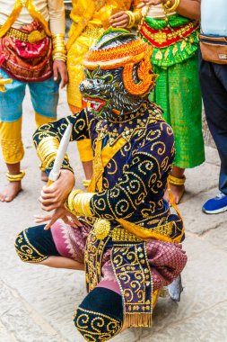 Angkor Wat, Kamboçya - 11 Ocak 2018: dansçı geleneksel kıyafet ve maske. Burada her gün gerçekleştirmek.