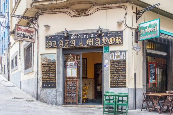 Gijon, İspanya - 6 Temmuz 2018: Plaza Mayor Sidreria. Elma suyu ve diğer içecekler bar satıyor