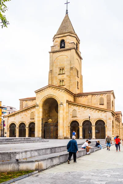 Gijon Espanha Julho 2018 Pessoas Que Passam Pela Iglesia San — Fotografia de Stock