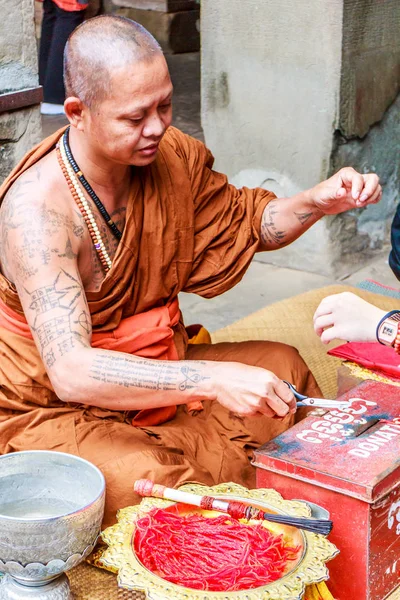 Angkor Wat Cambodge Janvier 2018 Moine Bénit Attache Des Bracelets — Photo