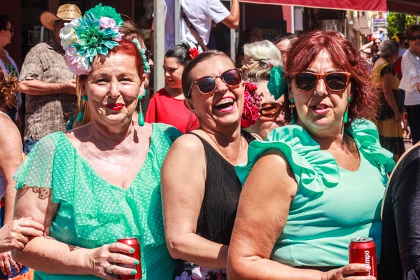 Arroyo Miel España Junio 2018 Mujeres Españolas Sonrientes Disfrutando Una — Foto de Stock