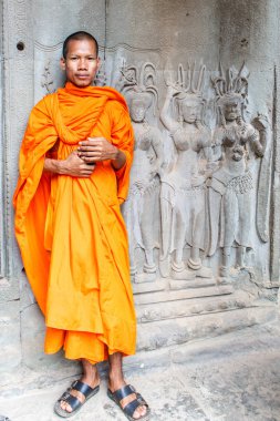 Angkor Wat, Kamboçya - 11 Ocak 2018: Monk göre bas rölyef resim durdu. Rahipler kez tesisin görülebilir.