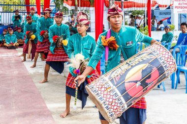 Lombok, Endonezya - 17 Eylül 2016: Cruise ship karşılama grubu davulcu. Hoş geldin partisi tüm yolcu gemilerine karşılar,