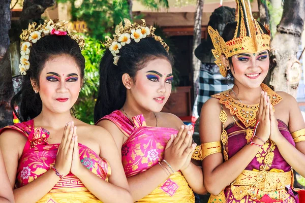 Bali Indonésia Novembro 2016 Meninas Cumprimentam Passageiros Navio Cruzeiro Uma — Fotografia de Stock