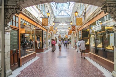 Chester, İngiltere - 16 Ağustos 2016: St Michaels satırda yürüyüş alışveriş. Çarşı Mağazaları arcade özellikleri,