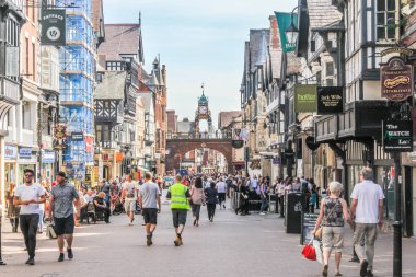 Chester, İngiltere - 16 Ağustos 2016: Eastgate street yürüyüş alışveriş. Yolun köprüleme saat Eastgate saat olarak bilinir.