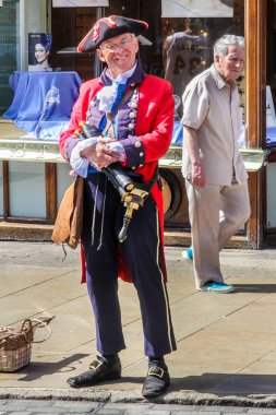 Chester, İngiltere - 16 Ağustos 2016: Town Crier. Olayları duyurmak için eski bir İngiliz geleneği.