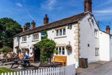 Cheshire, İngiltere - 16 Augist 2016: Kuş el kamu evde. Bira bahçesi ile geleneksel İngilizce ülke pub.