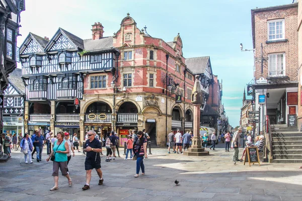 Chester, İngiltere - 16 Ağustos 2016: Ortaçağ High Cross. O Watergate, Eastgate ve köprü sokak kavşağında oturur.