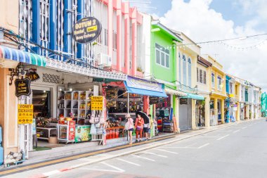 Phuket, Tayland - 2 Eylül 2018: Çinli turist Thalang yolda. Mimari tarzı Çin Portekizce..