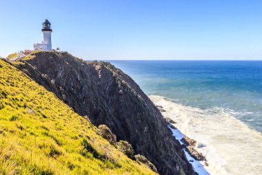 Cape Byron cliff güneşli bir deniz feneri