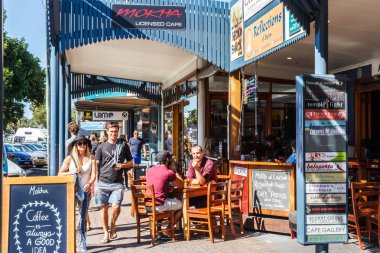 Byron Bay, Avustralya - 14 Mayıs 2015: geçmiş yürüyüş ve kafede oturan insanlar. Genç insanlarla popüler şehridir.