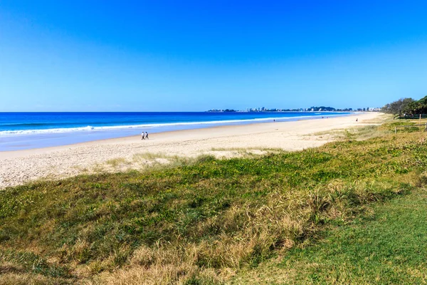 Люди Гуляющие Пляжу Currumbin Новый Южный Уэльс Австралия — стоковое фото