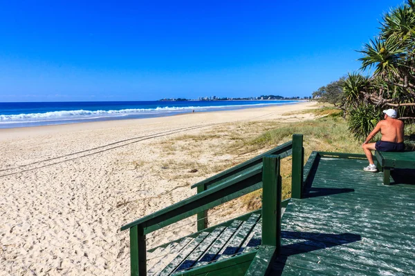 Člověk Bere Odpočinout Cyklistiky Lavičce Vedle Currumbin Beach Gold Coast — Stock fotografie