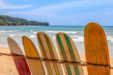 Sörf tahtaları Kiralık Surin Beach, Phuket, Tayland.