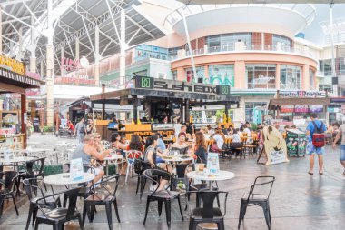 Patong, Tayland - 9 Ağustos 2018: insanlar outisde Jung seylan alışveriş merkezi Sushi Box restoranda oturdum. Alışveriş tatilciler esas olarak hizmet vermektedir..
