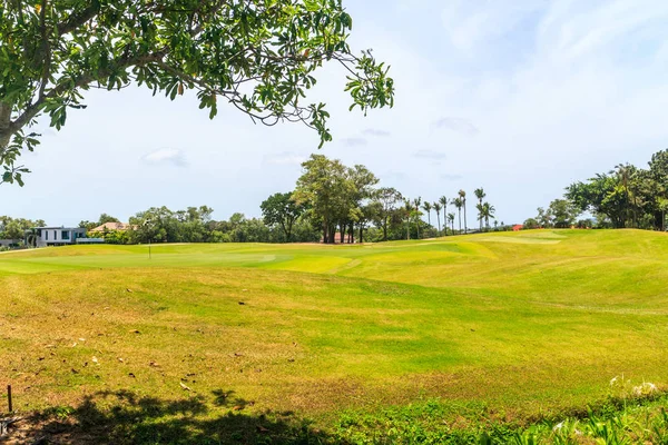 Laguna golf sahası ile konut geliştirme arka planda, Phuket, Tayland