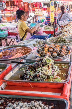 Bangkok, Tayland - 25 Eylül 2018: bir kadın bir deniz ürünleri sokak durak bir müşteri hizmet vermektedir, Chinatown vardır çok sokak satıcıları.