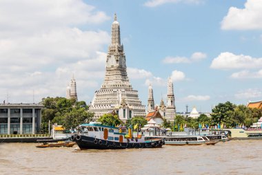 Şafak Tapınağı, Wat Arun Bangkok, Tayland, Thailand, Chao Phraya Nehri üzerinde geçmiş bir römorkör tekne trundles
