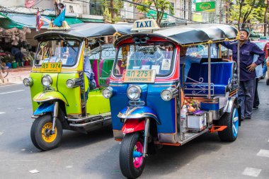 Bangkok, Tayland - 26 Eylül 2018: Tuk tuks ve sürücülerini iş çiçek pazarı dışarıda bekleyeceğim. Araçlar esas olarak turistler tarafından kullanılır.